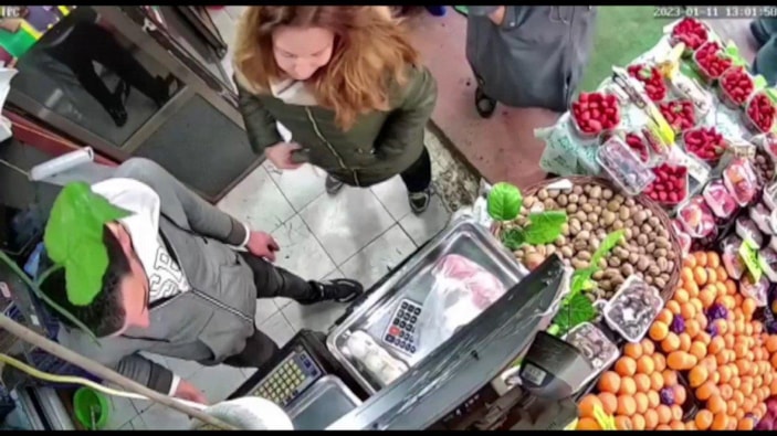 Beşiktaş'ta bir kadın, muhabirin başörtüsüne hakaret iddiasıyla gözaltına alındı