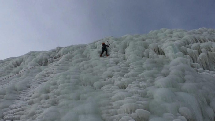 Erzurum’da buz duvarına tırmanan dağcılar nefes kesti