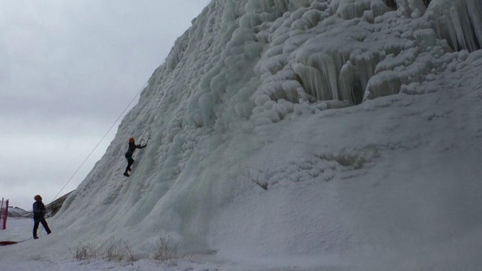 Erzurum’da buz duvarına tırmanan dağcılar nefes kesti