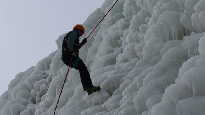 Erzurum’da buz duvarına tırmanan dağcılar nefes kesti