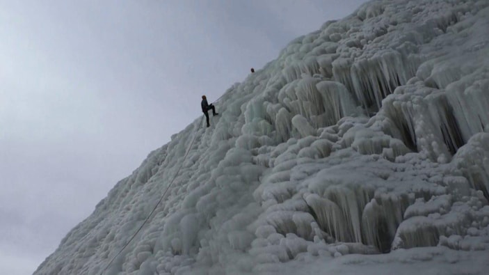 Erzurum’da buz duvarına tırmanan dağcılar nefes kesti