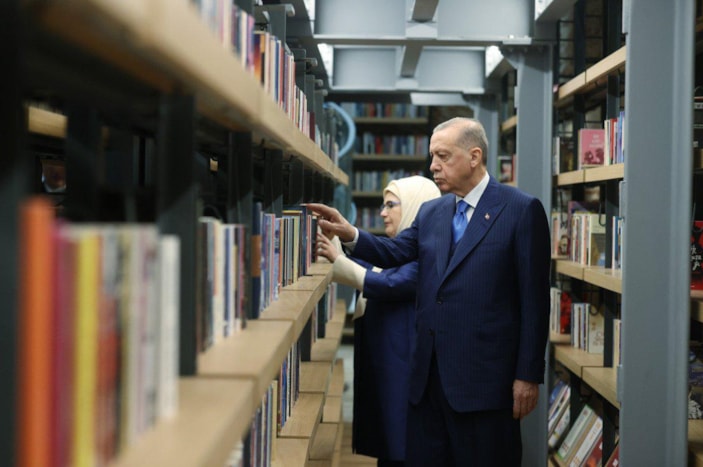 Cumhurbaşkanı Erdoğan Rami Kütüphanesi'ni gezdi