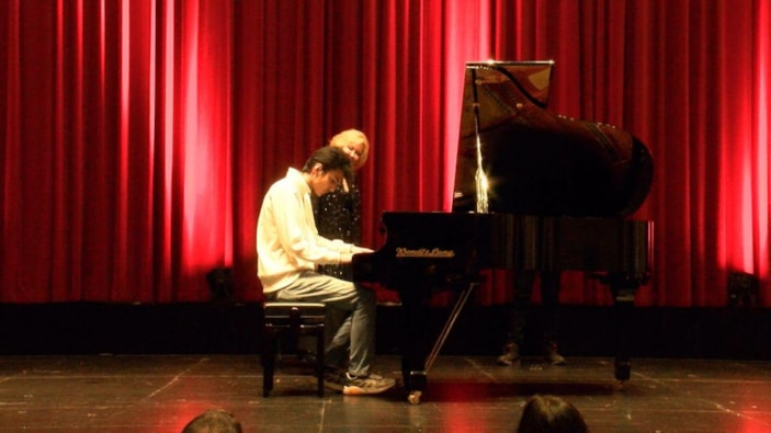 Kurye piyanist bu kez sahnede çaldı -6