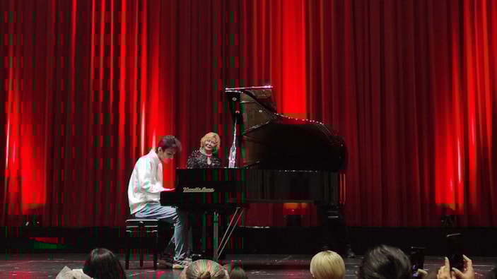 Kurye piyanist bu kez sahnede çaldı -2