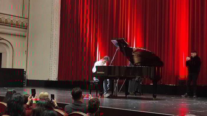 Kurye piyanist bu kez sahnede çaldı -4