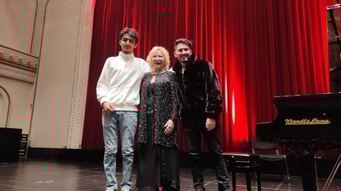 Kurye piyanist bu kez sahnede çaldı -5