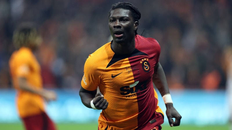 Bafetimbi Gomis yine girdi, yine attı