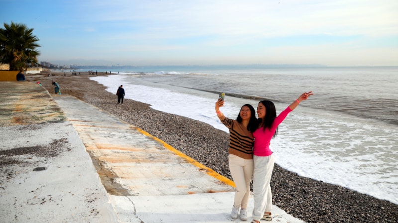 Antalya’da yağmur ve fırtına yerini güneşli havaya bıraktı