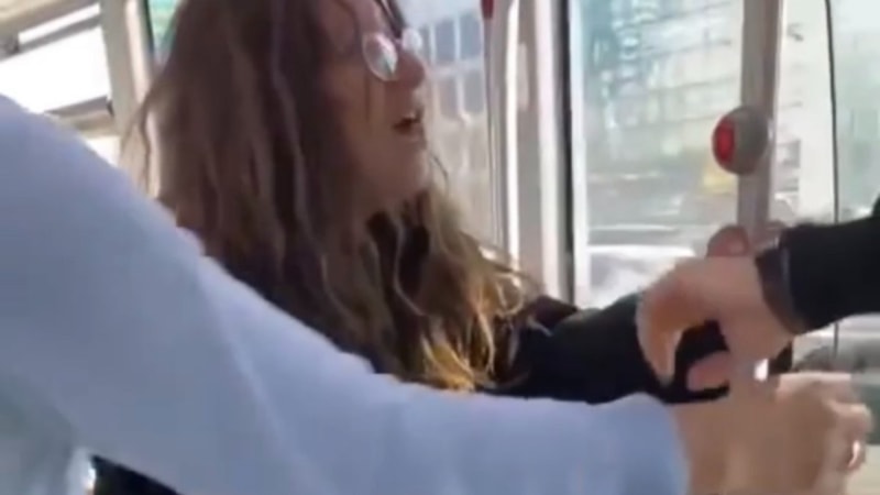 Mecidiyeköy metrobüsünde tükürüklü kavga