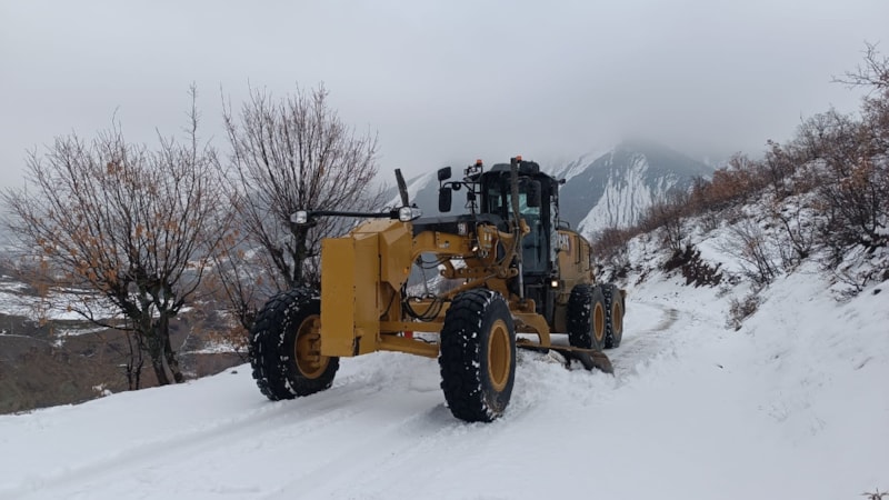 Elazığ'da kar bastırdı: 84 köy yolu kapalı