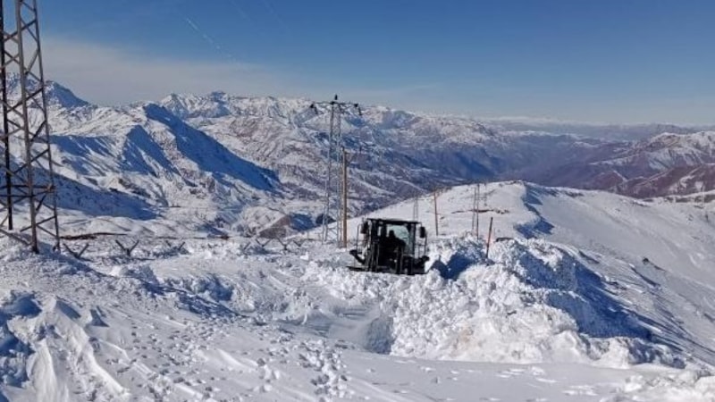 Hakkari’de kar, askeri üs bölgelerindeki yolları kapadı