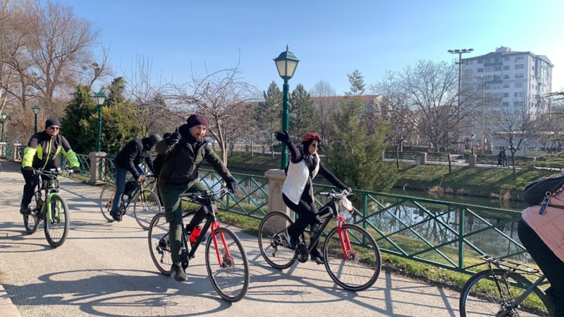 Eskişehir'de beklenen kar yağmadı yaz havası yaşandı