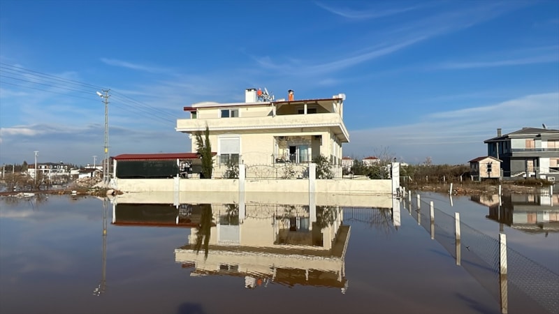 Antalya'da yağış sonrasında vatandaşlar evlerinden çıkamıyor