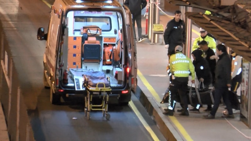 Küçükçekmece'de kafası durak ile metrobüs arasına sıkıştı, hayatını kaybetti