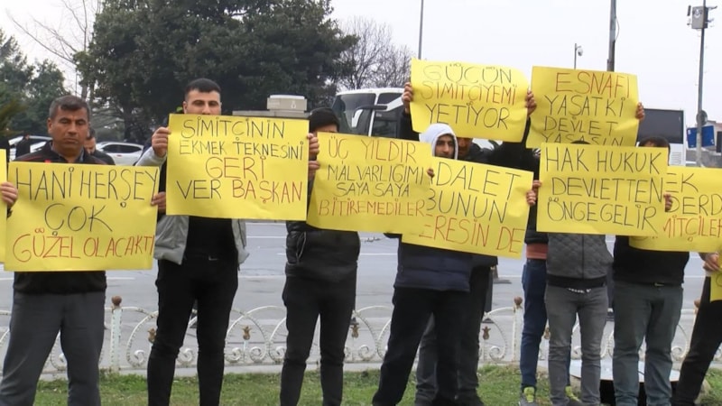 İBB'nin önünde, seyyar simitçiler eylem yaptı
