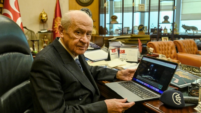 Devlet Bahçeli, AA'daki ‘Yılın Fotoğrafları’nı oyladı