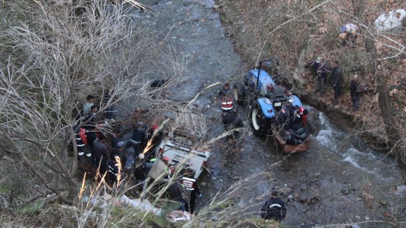 Aydın'daki araç 40 metrelik uçurumdan yuvarlandı: 2 ölü