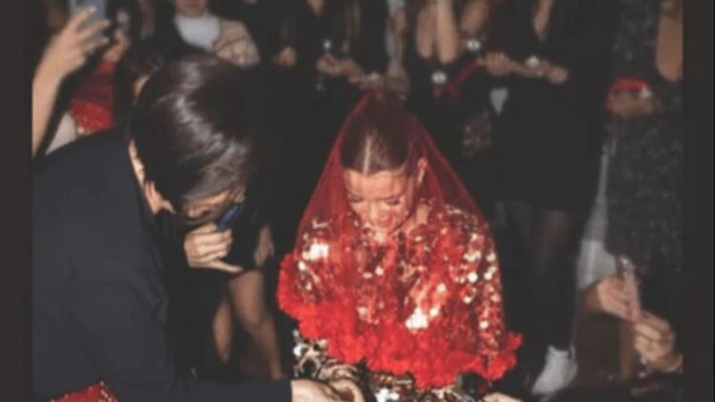 Perihan Savaş müstakbel gelininin avucuna altın bıraktı