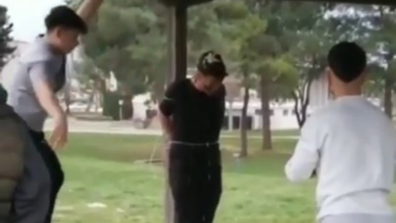 Sakarya'da bir grup genç arkadaşlarının başında yumurta kırdı