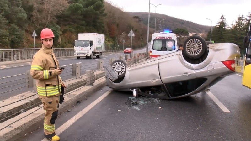 Sarıyer'de sürücü kayganlaşan yolda takla attı