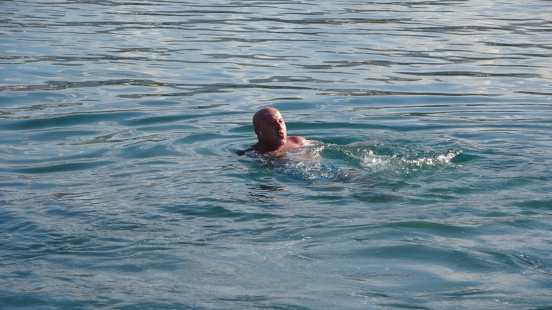 Trabzon'da Ocak ayının ortasında denize girdiler