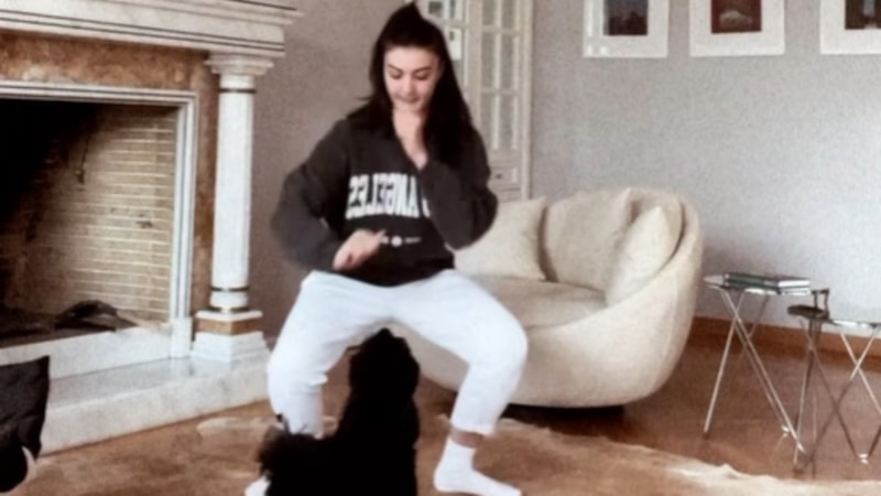 Burcu Özberk ev haliyle dans etti