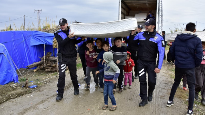 Adana'da polis ekipleri tarım işçilerini unutmadı
