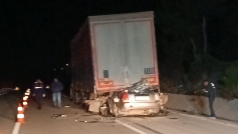 Çanakkale'de otomobil, tıra arkadan çarptı: 1 ölü