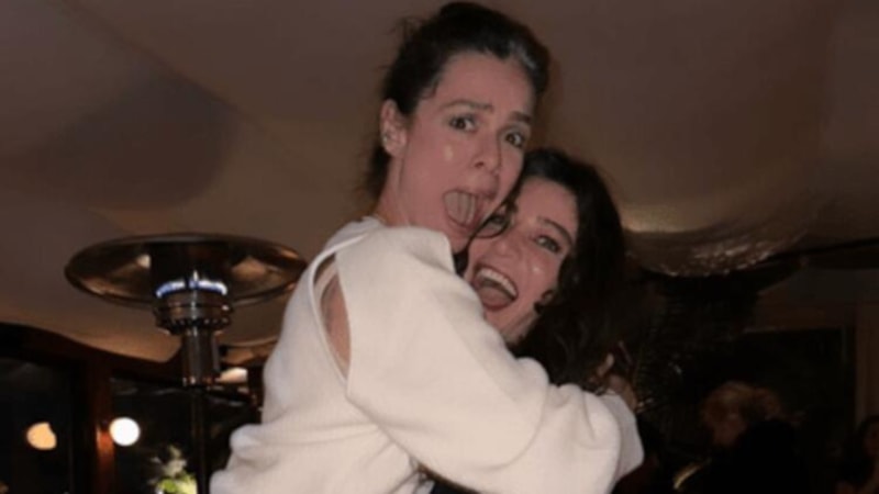 Özge Özpirinçci ve Berrak Tüzünataç çılgınlar gibi eğlendi