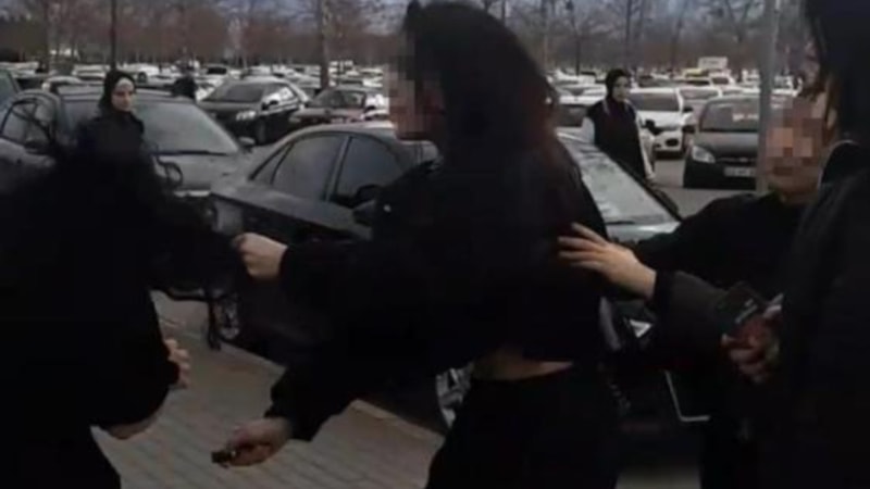 Kocaeli'de liseli kızların şok cihazlı kavgası kamerada