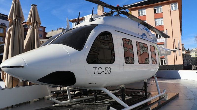 Rize'de şehrin ortasındaki helikopter görenleri şaşırtıyor