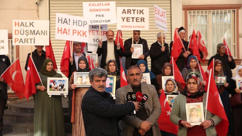 Evlat nöbetine 2 aile daha katıldı