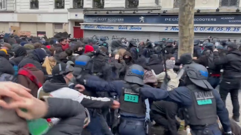 Fransa'da emeklilik yaşı protestolarında polisten sert müdahale