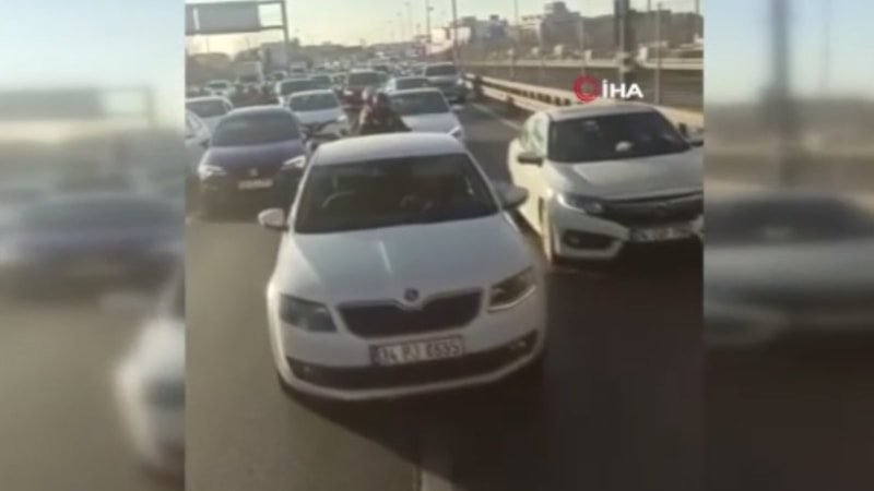 İstanbul'da ambulansın peşine takılan sürücüler trafiği tehlikeye attı