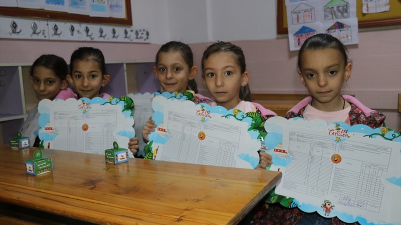 Ağrılı beşizlerin ilk karneleri