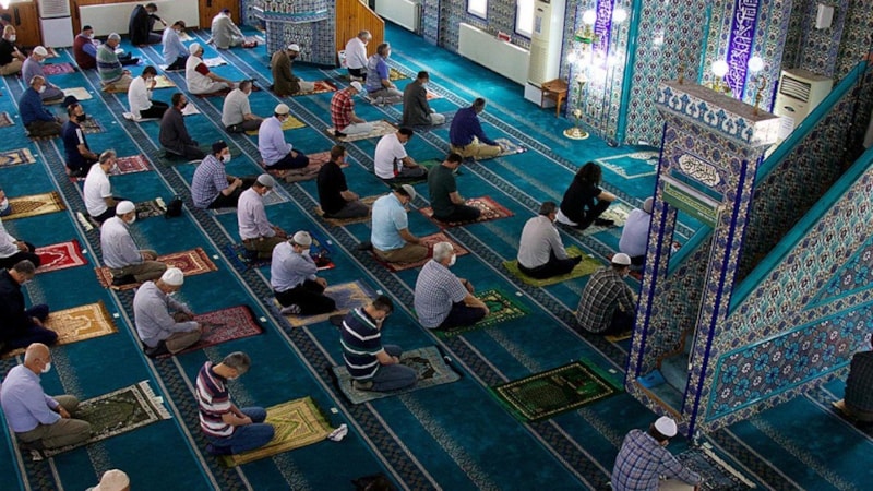 İş vaktinin cumaya denk gelmesi, cuma namazını kılmamak için geçerli bir mazeret olabilir mi?