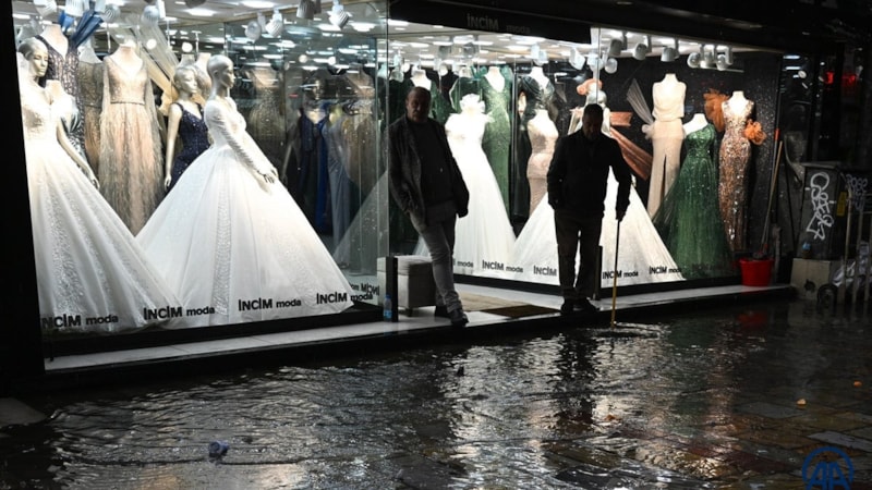 İzmir'de sağanak yağış sonrasında su baskınları yaşandı