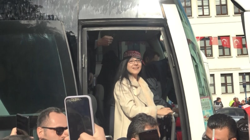 Cumhurbaşkanı Erdoğan'a kitap imzalatan genç kız gözyaşlarını tutamadı