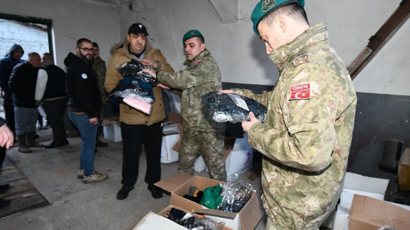 Türk askeri Kosova'da selden etkilenenlere giysi yardımı yaptı