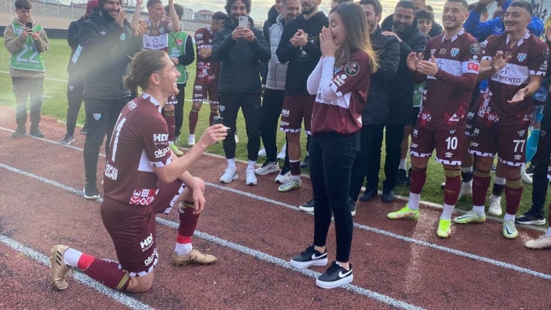 Bandırmasporlu futbolcu maç sonunda evlenme teklifinde bulundu