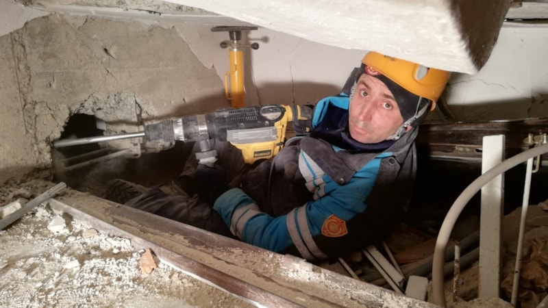 Elazığ depreminin simgesi Azize, kendisini kurtaran itfaiye eriyle görüştü