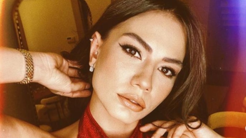 Demet Özdemir'in kolejli tarzı