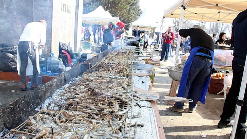 Düzce'deki festivalde 4 ton hamsi dağıtıldı