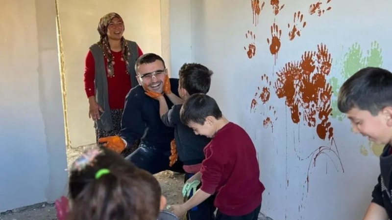 CZN Burak, çocuklarla boya yaparak eğlendiği anları paylaştı