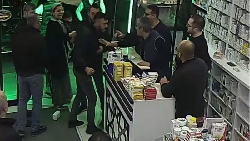 Kayseri'deki eczanede sıra beklemek istemedi, tezgahı dağıttı