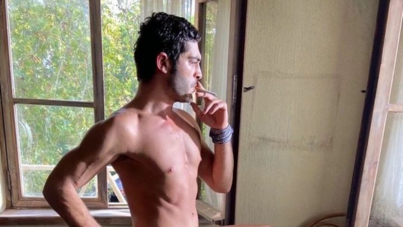 Burak Deniz, beyaz donuyla poz verdi