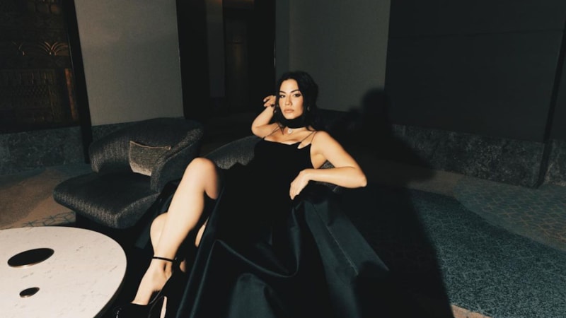 Demet Özdemir, Suudi Arabistan'da poz verdi