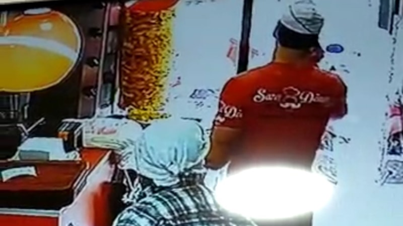 Sarıyer'deki dönerciden telefon çalan hırsız, dikkat çekmemek için sipariş verdi