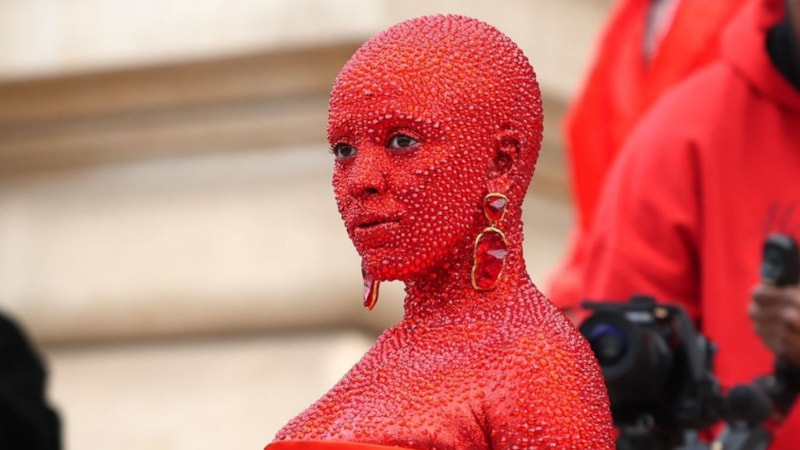 Doja Cat, Paris Moda Haftası'nda üzerinde 30 bin kristal taşıdı