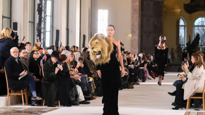 Paris'te hayvan kostümlü defileye tepki